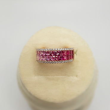 18Kt Yellow Gold Ring Featuring an Ombre' Palette of Natural Pink Sapphires