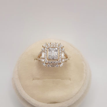 18 kt yellow gold diamond engagement/fashion ring