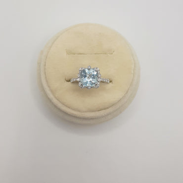 18kt White Gold Diamond and Sky Blue Topaz Gemstone Fashion Ring