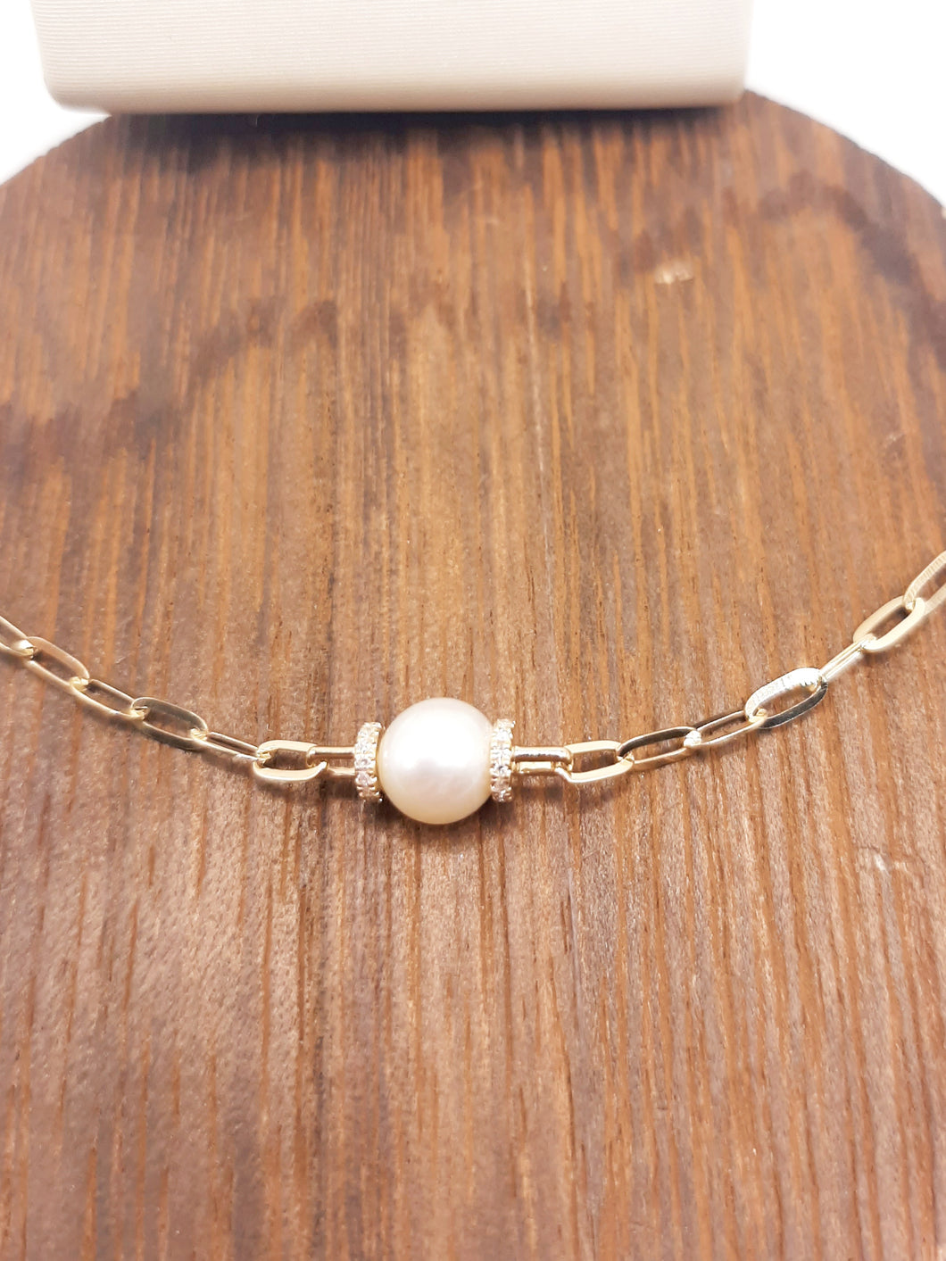 14kt yellow gold paperclip bracelet featuring a pearl and diamonds 7.5