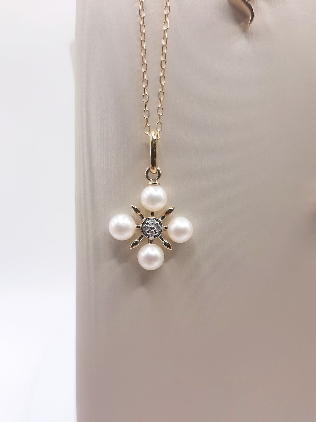 10kt yellow gold pearl and .03 carats of natural diamonds pendant