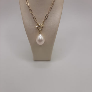 &nbsp;10kt yellow gold paperclip chain with freshwater pearl