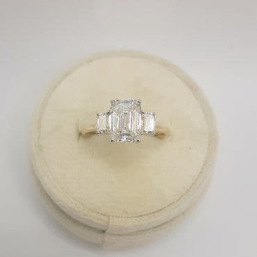 14kt yellow gold diamond three stone ring